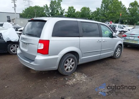 2011 Chrysler Town & Country Touring z USA, uszkodzony, nr VIN 2A4RR5DG3BR624976